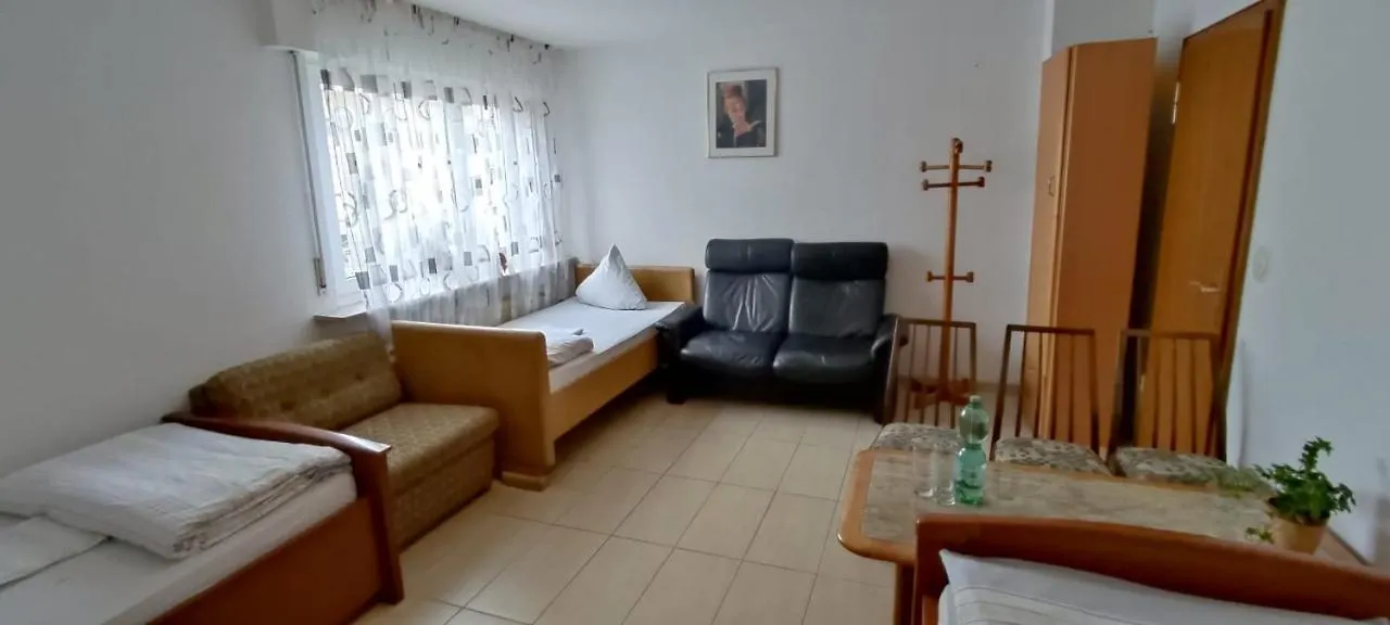 Wohnung Fuer Grosse Gruppe Bis 10 Person Stuttgart Apartment